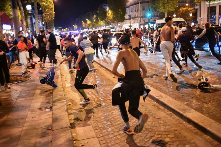 Zamieszki w Paryżu po awansie PSG do finału LM, interweniowała policja [Zdjęcia]