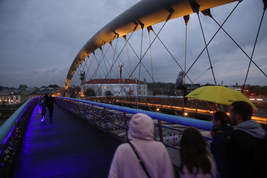 Kraków. Kładka Bernatka rozświetlona na żółto i niebiesko. Jej podświetlenie towarzyszy ważnemu kulturalnemu wydarzeniu [ZDJĘCIA]