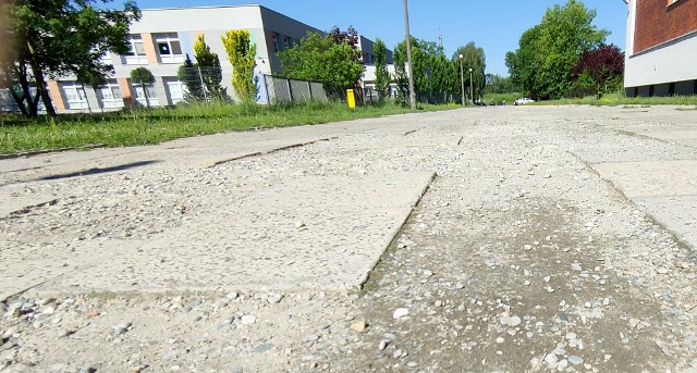 Po przesunięciach budżetowych w tym roku rozpocznie się także przebudowa dziurawego pasażu na os. Mydlice oraz budowa parkingu i nowego układu komunikacyjnego wokół Zespołu Szkół SportowychZobacz kolejne zdjęcia/plansze. Przesuwaj zdjęcia w prawo - naciśnij strzałkę lub przycisk NASTĘPNE