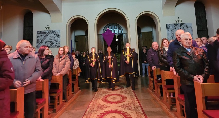 Celebrans i asysta wchodzą w ciszy do kościoła w Kazimierzy...