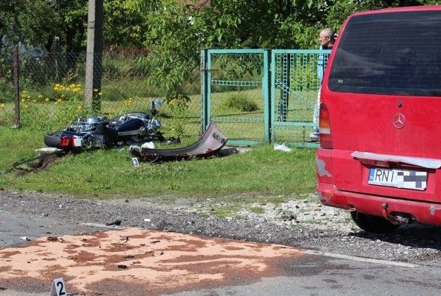 Na miejscu zderzenia osobówki z motocyklem w Chałupkach.