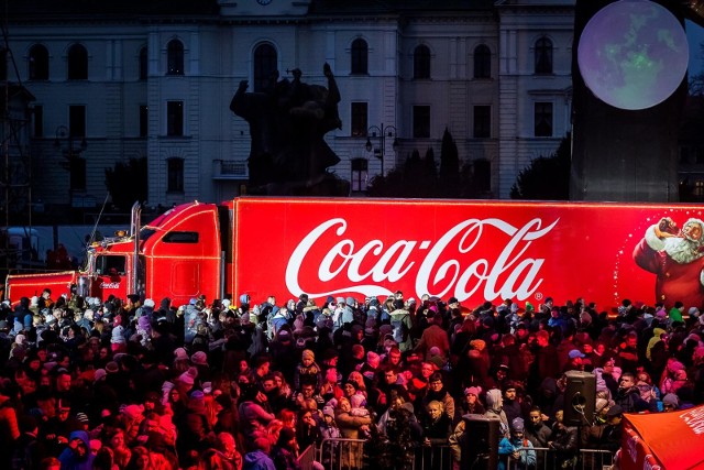 Ciężarówki Coca-Cola to w zasadzie świąteczny symbol. Już wkrótce świąteczne ciężarówki Coca-Coli ruszą w trasę po całej Polsce. W grudniu odwiedzą kilkanaście miast. Jaka jest świąteczna trasa ciężarówek Coca-Coli?