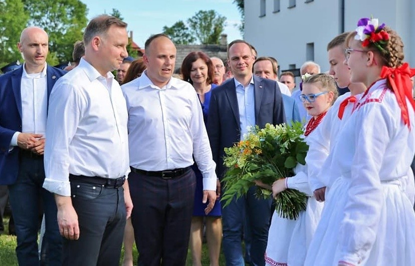 Prezydent Andrzej Duda otrzymuje bukiet od dzieci z Zaleszan