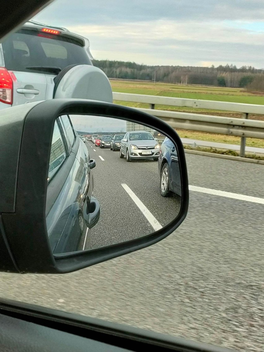 Uwaga kierowcy! Gigantyczny korek na autostradzie A4 w kierunku Tarnowa. Doszło tam do wypadku [ZDJĘCIA]