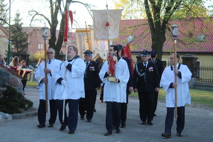 O świcie w Niedzielę Wielkanocną w kościele farnym...