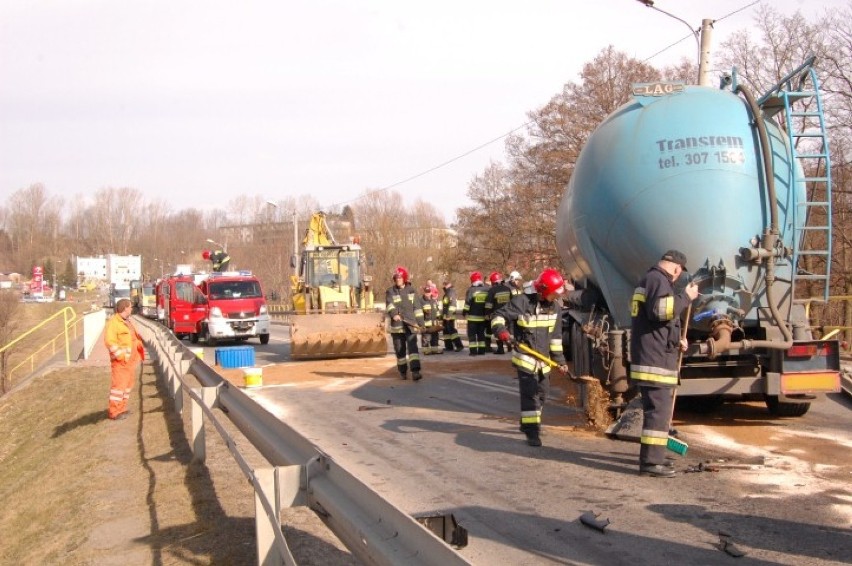 Wypadek w Żukowie. Zderzyły się dwa samochody ciężarowe i auto osobowe [ZDJĘCIA]
