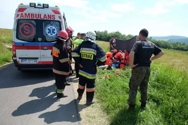 Nieszczęśliwy wypadek wydarzył się w środę na polu w pobliżu Kalwarii Pacławskiej w pow. przemyskim.- 67-letni mężczyzna wykonywał prace ciągnikiem na swoim prywatnym polu. Gdy zatrzymał się, aby poprawić kosiarkę, ciągnik po nim przejechał - powiedziała sierż. szt. Marta Fac z KMP w Przemyślu. - Mieszkaniec pow. przemyskiego o własnych siłach wydostał się spod pojazdu i poszedł w kierunku drogi.Na miejsce wezwano służby ratunkowe, w tym śmigłowiec Lotniczego Pogotowia Ratunkowego z Sanoka. 67-latek z poważnym urazem klatki piersiowej i przedramienia, został przetransportowany do szpitala.