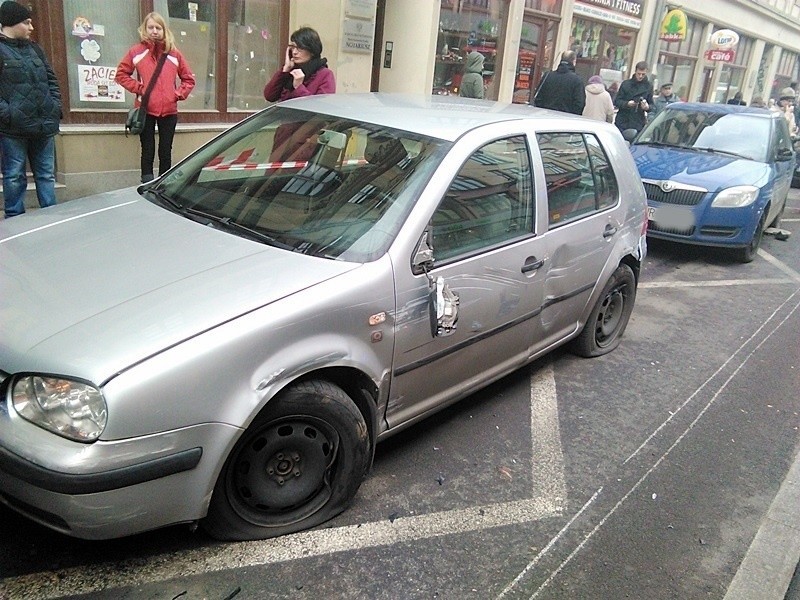 Wrocław: Wypadek na Krupniczej. Tramwaj wykoleił się i uderzył w samochody. Są ranni (ZDJĘCIA, FILM)