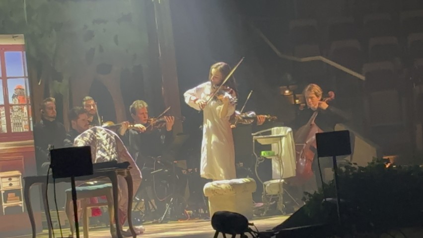 Sanah podczas koncertu w Polskiej Filharmonii Bałtyckiej