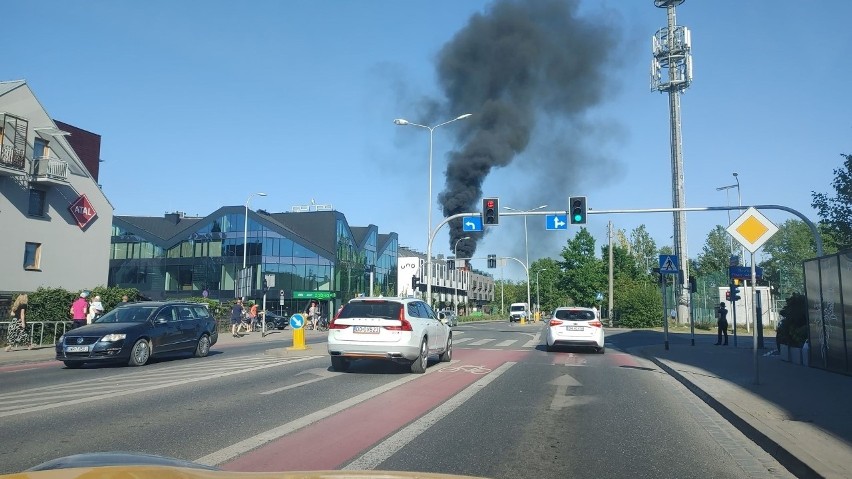 Pożar mieszkania na wrocławskim Ołtaszynie. Jedna osoba jest ranna [ZDJĘCIA]