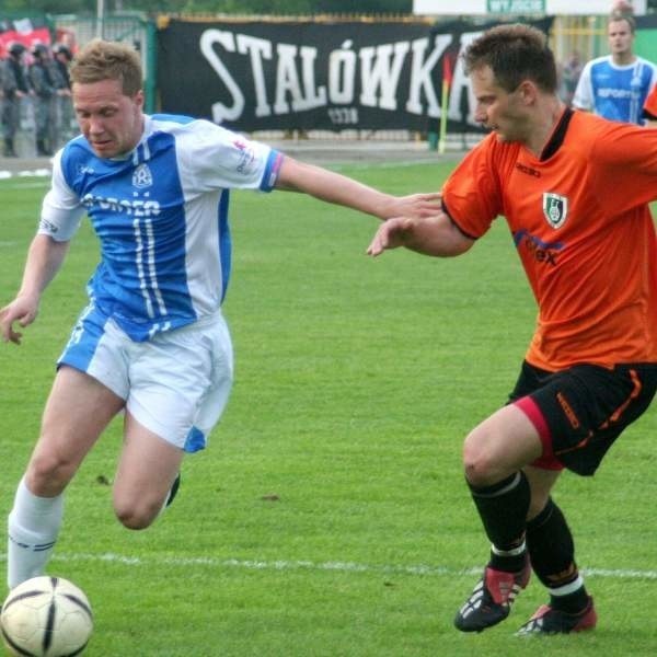 Piłkarze Stali Stalowa Wola (z prawej Marek Kusiak) zremisowali na własnym stadionie z Ruchem Chorzów, który wraca do ekstraklasy.