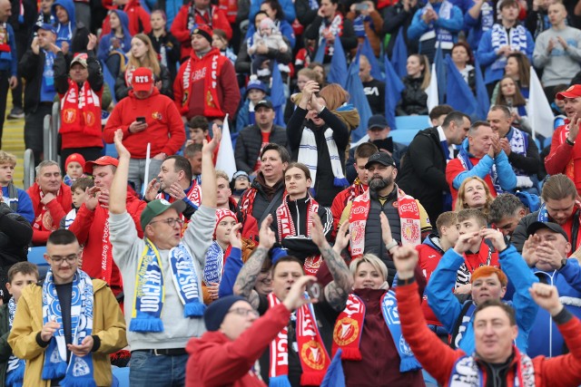 Kibice Ruchu Chorzów i Widzewa Łódź podczas meczu przyjaźni dopingowali na Stadionie Śląskim obie drużyny  Zobacz kolejne zdjęcia. Przesuwaj zdjęcia w prawo - naciśnij strzałkę lub przycisk NASTĘPNE