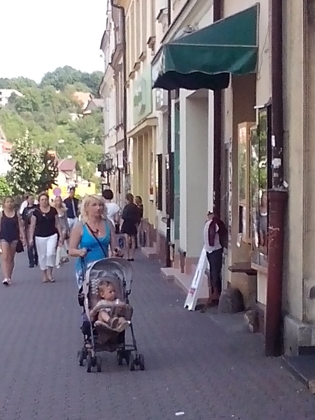 Szpetne reklamy, które wisiały jeszcze niedawno przy ulicy Kazimierza Wielkiego, zostały usunięte