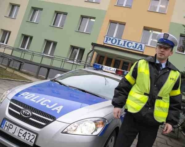 Sierżant Mariusz Krajza z sekcji ruchu drogowego przy nowym radiowozie.