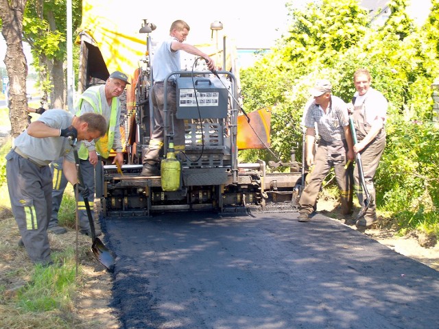 Prace remontowe na ścieżce rowerowej z Mścic do Mielna dobiegają końca.