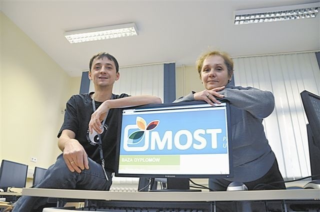 - Platformę na razie roboczo nazwaliśmy Most - mówią jej twórcy: dr Tomasz Jasiński oraz dr Lena Kiriczenko. (fot. Mariusz Jarzombek)