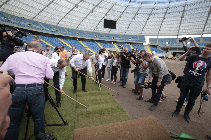 Na Stadionie Śląskim rozpoczął się montaż murawy