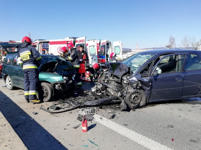 Opel, renault i volkswagen zderzyły się dziś po godz. 15 na wiadukcie na ul. Podkarpackiej, w ciągu krajowej "28". Jedna osoba zginęła. Droga w tym miejscu jest zablokowana. Policjanci wyznaczyli objazdy.Na miejscu pracują policjanci. Ze wstępnych ustaleń wynika, że czołowo zderzyły się volkswagen i opel. - Z nieustalonych przyczyn kierowca opla merivy, jadący w kierunku Jasła, zjechał na przeciwny pas ruchu i zderzył się z volkswagenem - mówi Paweł Buczyński z KMP w Krośnie. Strażacy przy użyciu narzędzi hydraulicznych wydostali z vw jego kierowcę. 54-latek doznał poważnych obrażeń. Karetka zabrała go do szpitala. Kierowcę opla reanimowano na miejscu. Niestety lekarz stwierdził jego zgon 53-latka. Trzeci z samochodów, które brały udział w zdarzeniu został lekko uszkodzony. Jego kierowca nie odniósł obrażeń. Policja ustala okoliczności wypadku. Czynności nadzoruje prokurator. Wypadek spowodował bardzo duże utrudnienia w tym rejonie. Zablokowana jest ul. Podkarpacka na odcinku od ul. Tysiąclecia do ul. Zręcińskiej. Ciężarówki stoją w korku. Objazd dla nich wyznaczono przez Jasło i Miejsce Piastowe.Kierowcy samochodów osobowych mogą ominąć zablokowany odcinek ulicami przez miasto, skręcając z obwodnicy w ul. Krakowską lub Tysiąclecia (od strony Jasła) a od strony Sanoka - w ul. Lwowską, Grodzką, Czajkowskiego lub Pużaka.Trwają czynności na miejscu wypadku. - Droga będzie zablokowana przez co najmniej dwie godziny - mówi Paweł Buczyńśki.AKTUALIZACJA z godz. 17.45Niestety ciężko ranny w wypadku kierowca volkswagena polo zmarł w szpitalu. 54-latek był mieszkańcem gminy Jedlicze.53-letni kierowca opla, który zginął na miejscu to mieszkaniec Krosna.