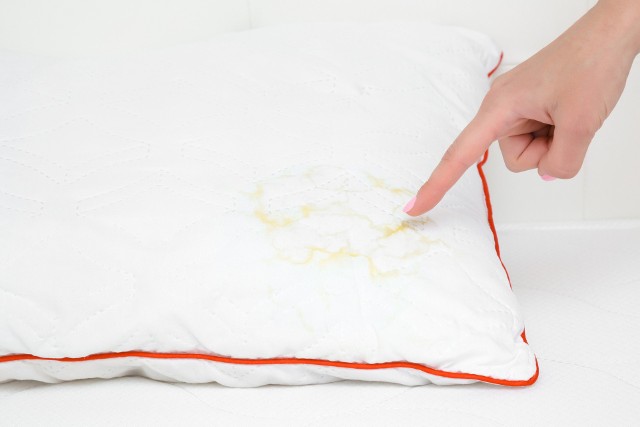 Białe poduszki po jakimś czasie tracą swój blask, a na ich powierzchni pojawiają się zażółcenia. Odpowiednia pielęgnacja i wybielanie poduszek zapobiegnie ich żółknięciu oraz pomoże długo zachować ich nienaganny wygląd.