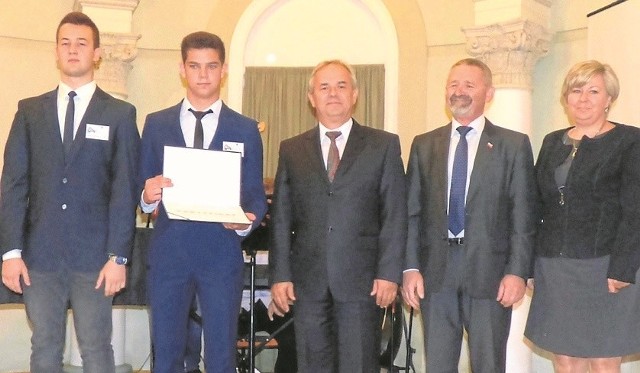 Certyfikat z rąk kuratora Kazimierza Mądzika odebrało też Gimnazjum w Gnojnie.