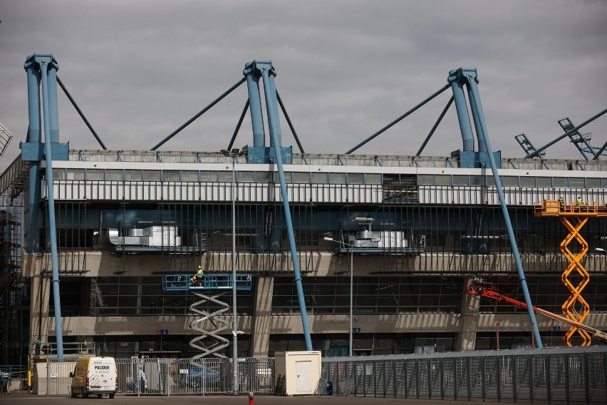 Przyciemnianie stadionu Wisły. Tak piłkarski obiekt dopasowuje się do sąsiednich apartamentowców 17/04/2023