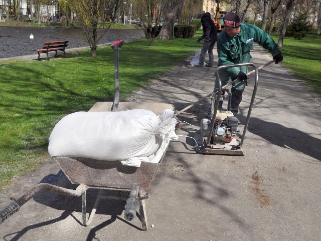 U progu nowego sezonu w parkowych alejkach w Szczecinku uzupełniane są ubytki i nierówności. Oczywiście, mieszkanką z dodatkiem wapienia.