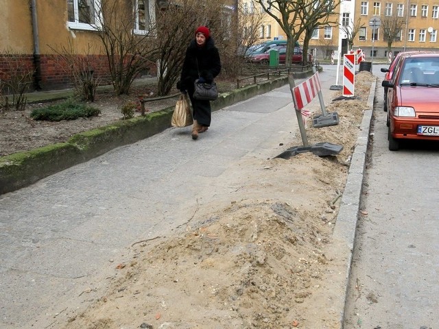 - Przechodzę tędy codziennie - mówi Halina Bera. - W grudniu zaczęli prace przy przebudowie, potem ścisnął mróz, teraz nic się nie dzieje.