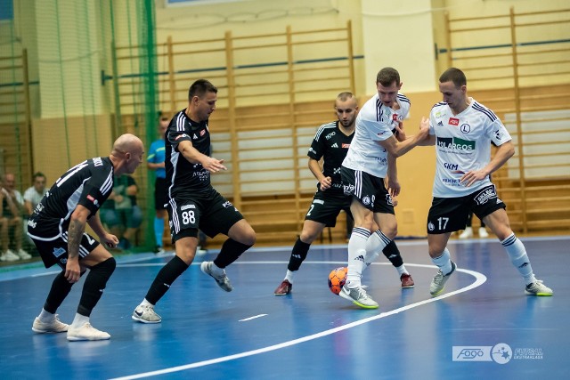 Przemyślanie (czarne stroje) zainkasowali kolejne trzy punkty w rozgrywkach Fogo Futsal Ekstraklasy.
