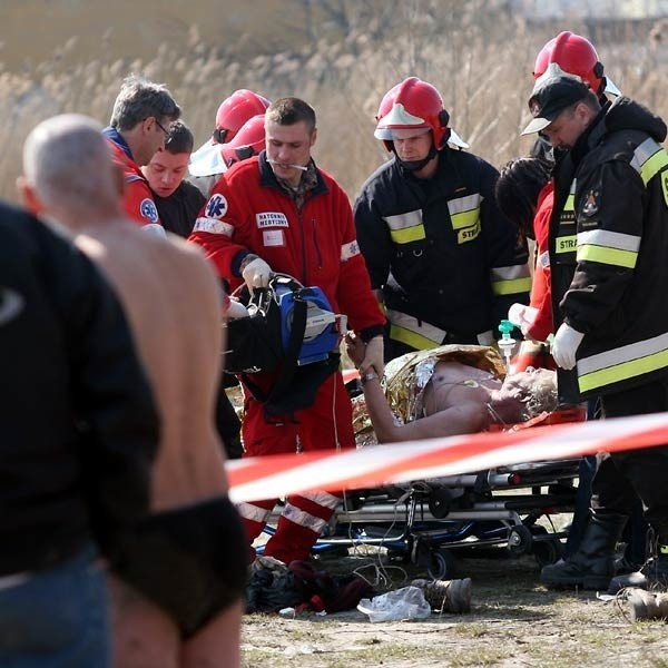 Akcję ratunkową w rejonie tarnobrzeskich stawów prowadzono przez prawie pół godziny. Później 58-letni mężczyzna trafił do szpitala. Choć pacjent nadal jest nieprzytomny, rokowania lekarzy są pomyślne.