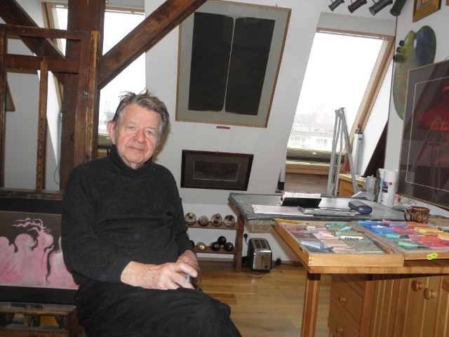 Janusz Trzebiatowski w swojej pracowni w baszcie przy Sukienników
