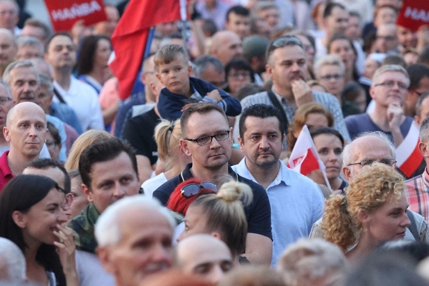 Wielka manifestacja w centrum Kielc „Wolne Sądy” z tysiącami uczestników  