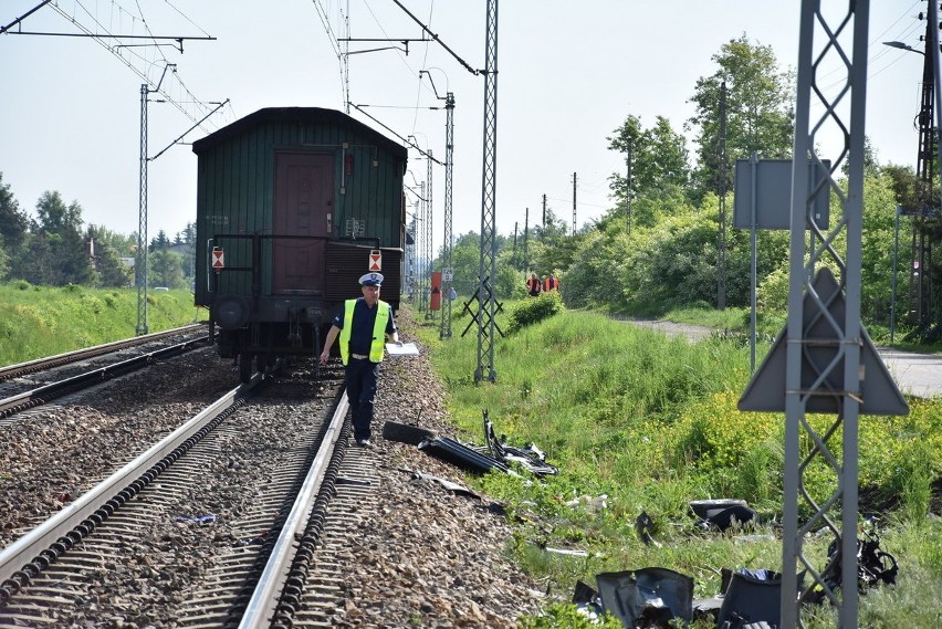 Śmiertelny wypadek na przejeździe kolejowym w Blachowni: samochód wjechał pod pociąg. Kierowca usiłował ominąć szlaban WIDEO+ZDJĘCIA