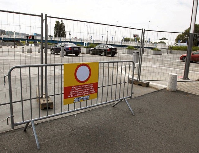 Parking przy hali na Podpromiu na czas rajdu został zamknięty. Będzie tutaj strefa serwisowa dla rajdowych załóg.