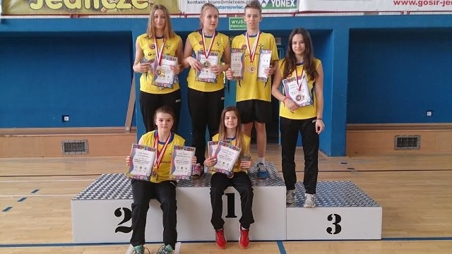 Siedzą od lewej: Zofia Tomczyk i Klaudia Kostrzycka, stoją od lewej: Beta Mycek, Aleksandra Michalczuk, Jakub Suszyński oraz Dominika Luboch.