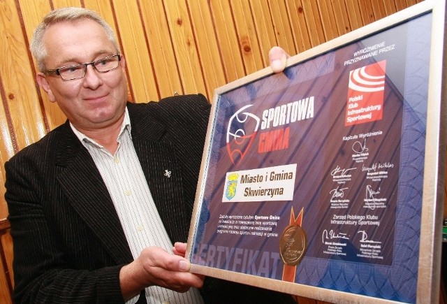 - Organizatorzy konkursu docenili nas przede wszystkim za imprezy sportowe organizowane w Skwierzynie - mówi Lesław Hołownia, dyrektor Ośrodka Sportu i Rekreacji prezentując certyfikat.