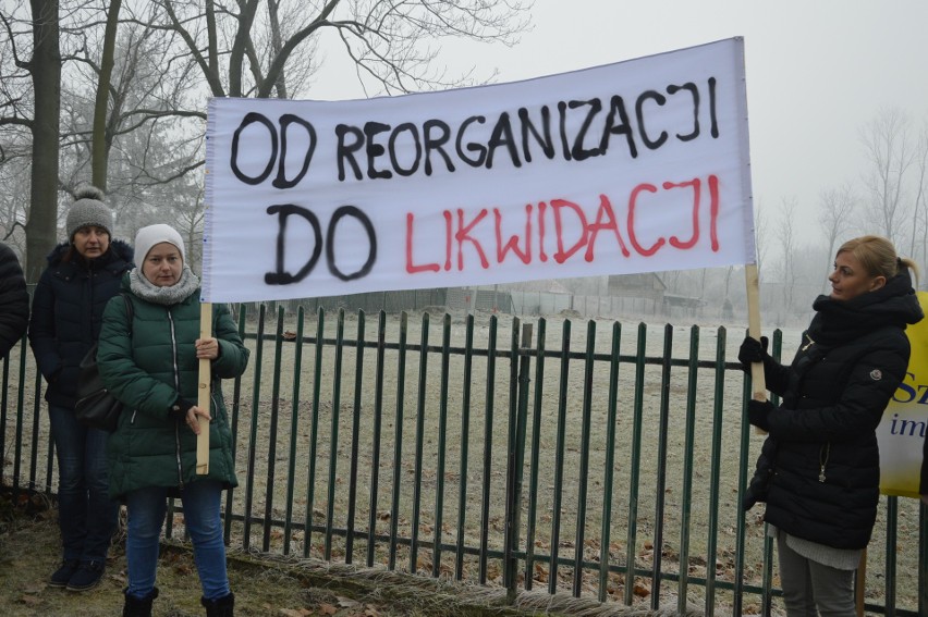 Rodzice z Mniszowa protestowali przed piątkową sesja rady...