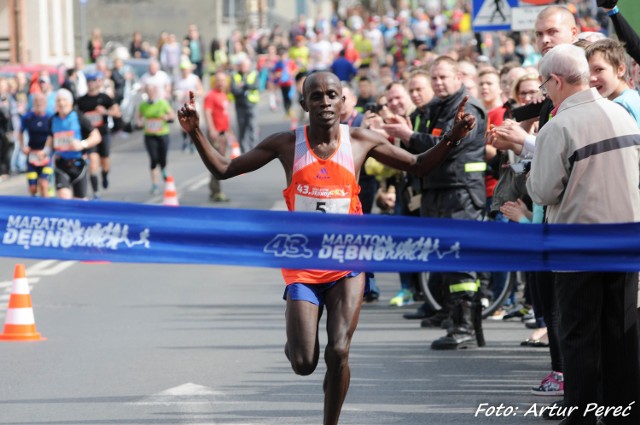 Bieg na 42,195 km wygrał Cosmas Mutuku Kyeva z Kenii.