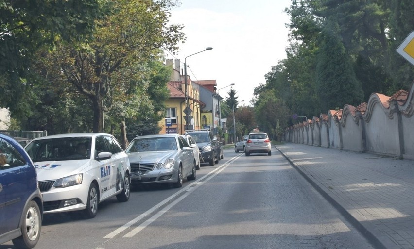 Tarnów. Kierowcy narażają życie, żeby skręcić z Przedszkolaków w lewo w Tuchowską 