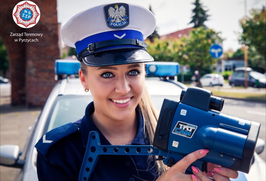 Wyjątkowy kalendarz dla bardzo chorych bliźniaczek Kai i Mai z Pyrzyc od zachodniopomorskich policjantów