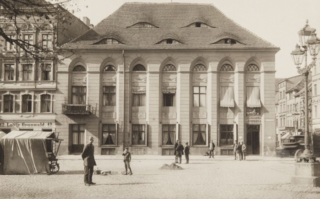 Apteka pod Lwem na Rynku Nowomiejskim. Zdjęcie z 1900 roku, pochodzące z ze zbiorów Książnicy Kopernikańskiej w Toruniu.
