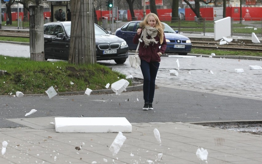 Na ul. Powstańców Śląskich niezabezpieczony styropian z...