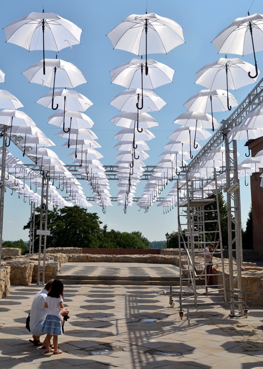 Parasolki dla cyrkowców na placu po Farze (ZDJECIA) 