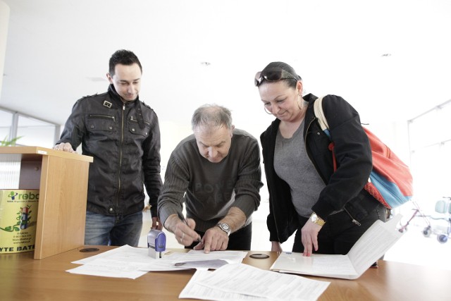Ewie Gawin w obecności Marcina Gambca (z lewej) pieczątkę przybił Andrzej Toczek, przewodniczący zarządu rady Szczepanowice-Wójtowa Wieś.