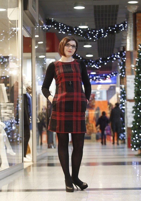 Martyna Czachor, stylistkaZestaw trzeci to sukienka w kratkę, która jest modna w tym sezonie. Będzie to świetna propozycja na co dzień. Dzięki swojej elastycznej tkaninie jest praktyczna i wygodna.