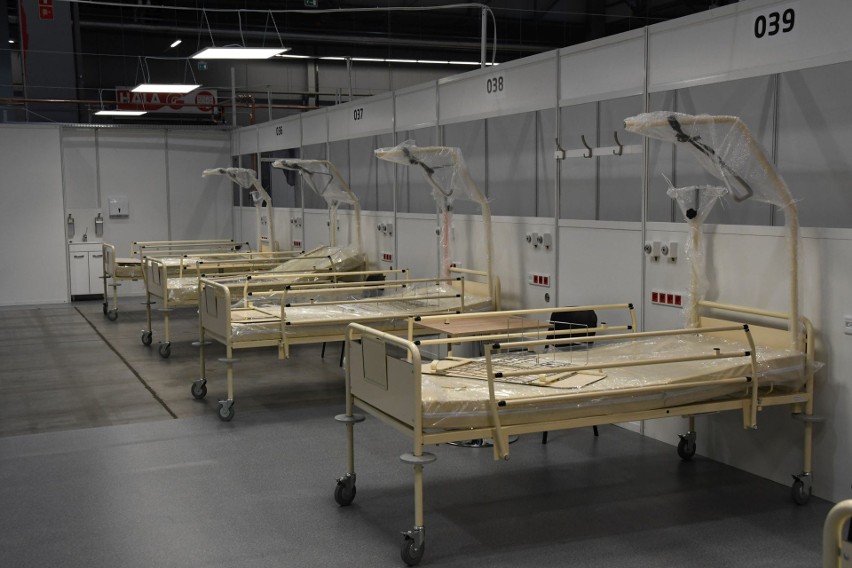 Szpital polowy w Targach Kielce nabiera kształtu. Tak wyglądają gotowe sale dla chorych [ZDJĘCIA]