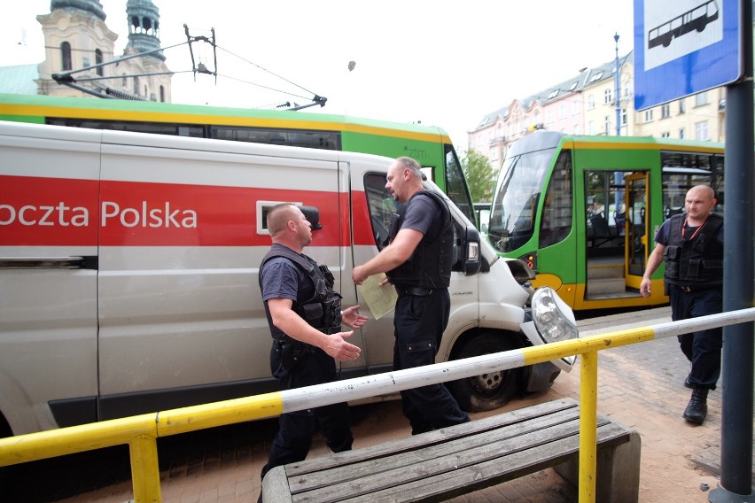 Plac Bernardyński: Zderzenie tramwaju z ciężarówką. Są ranni