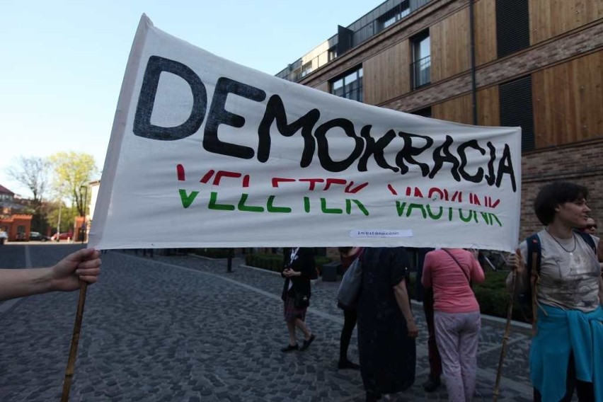 Solidarnościowy protest przed konsulatem węgierskim w Krakowie