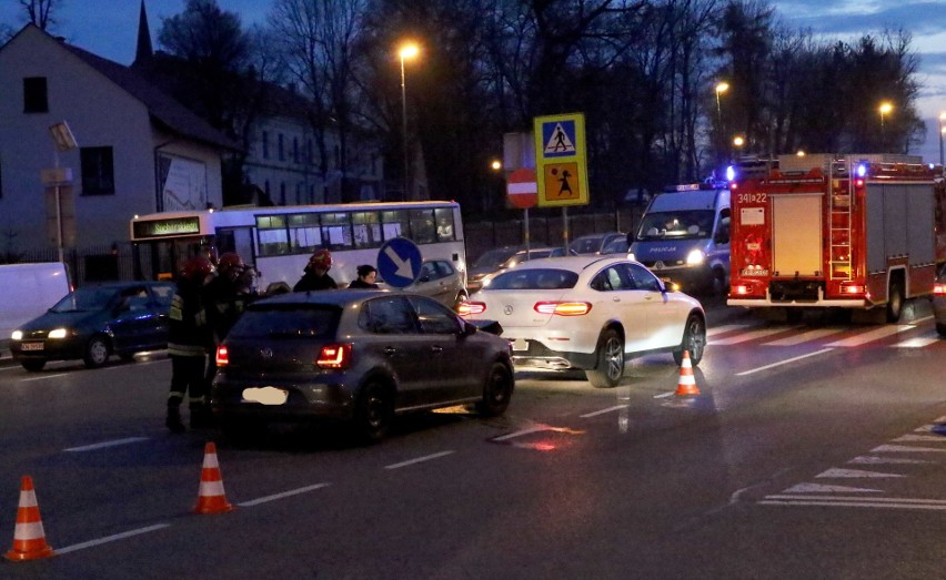 DK 87. Dwa samochody osobowe zderzyły się na ul. Królowej Jadwigi