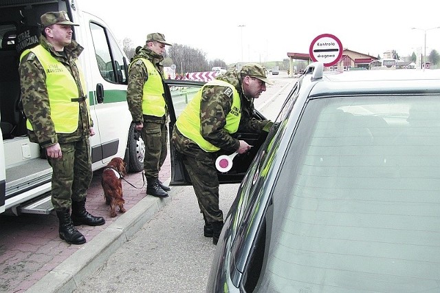 Funkcjonariusze Straży Granicznej i celnicy będą sprawdzali tylko wytypowane auta