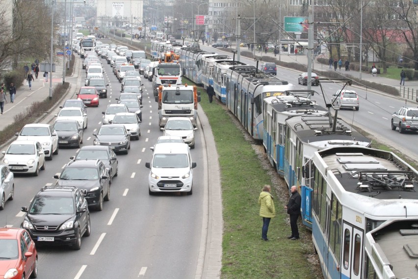 Wypadek na Legnickiej. Auta zablokowały torowisko